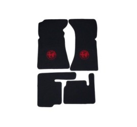 Jeu des 4 tapis de sol, Pédalier suspendu, Noir avec emblème et lettrage Alfa Roméo en rouge
