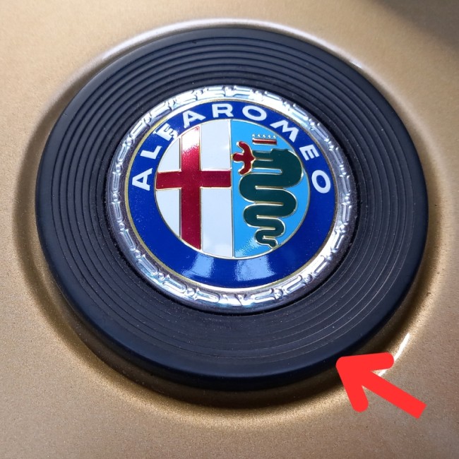 Joint situé sous le sigle rond 55mm sur malle arrière - Alfa Romeo Montreal