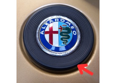 Joint situé sous le sigle rond 55mm sur malle arrière - Alfa Romeo Montreal